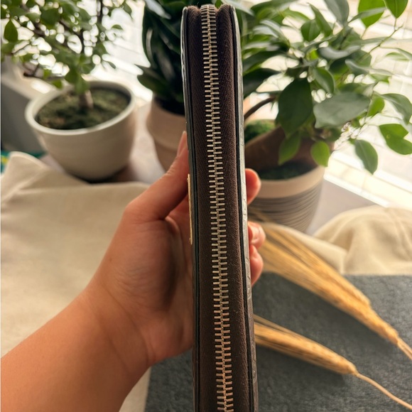 Authentic Gucci Guccissima Leather Zip Around Wallet – Brown - Picture 4 of 7